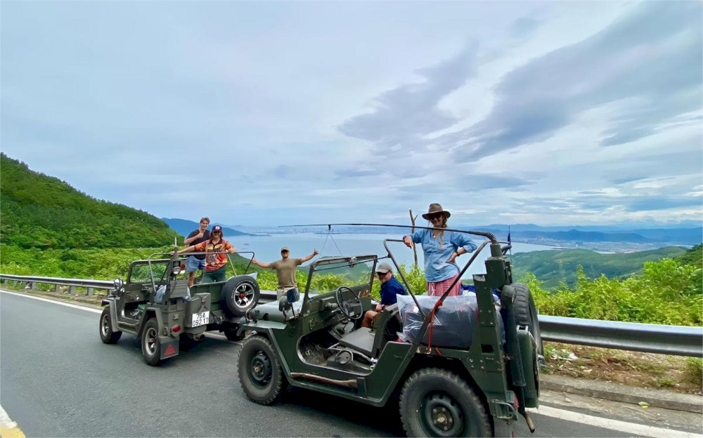Tour xe Jeep là lựa chọn phù hợp với các gia đình hoặc nhóm bạn khi chinh phục đèo Hải Vân 